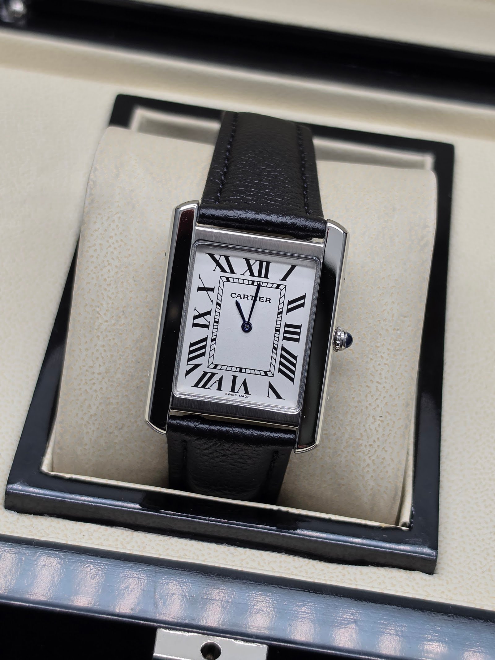 Cartier — caja rectangular de acero, esfera blanca con números romanos y correa de cuero negra