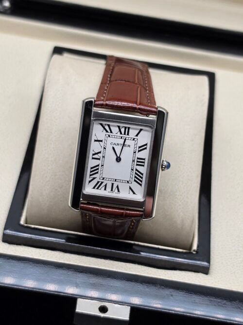 Cartier — caja rectangular de acero, esfera blanca con números romanos y correa de cuero vinotinto
