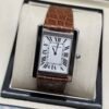 Cartier — caja rectangular de acero, esfera blanca con números romanos y correa de cuero marrón