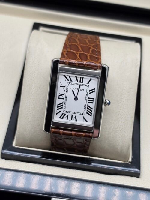 Cartier — caja rectangular de acero, esfera blanca con números romanos y correa de cuero marrón