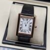 Cartier — caja rectangular oro rosa, esfera blanca con números romanos y correa de cuero negra
