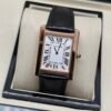 Cartier — caja rectangular oro rosa, esfera blanca con números romanos y correa de cuero negra lisa