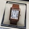 Cartier — caja rectangular oro rosa, esfera blanca con números romanos y correa de cuero marrón