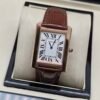 Cartier — caja rectangular oro rosa, esfera blanca con números romanos y correa de cuero marrón oscura