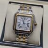 Cartier — caja cuadrada con bisel dorado, esfera blanca y brazalete bicolor