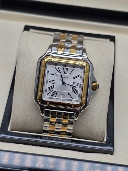 Cartier — caja cuadrada con bisel dorado, esfera blanca y brazalete bicolor