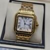 Cartier — caja cuadrada dorada, esfera blanca y brazalete dorado