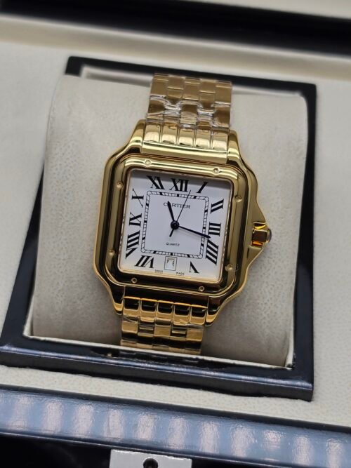 Cartier — caja cuadrada dorada, esfera blanca y brazalete dorado