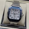 Cartier — cronógrafo de caja cuadrada con bisel azul, esfera blanca y brazalete de acero