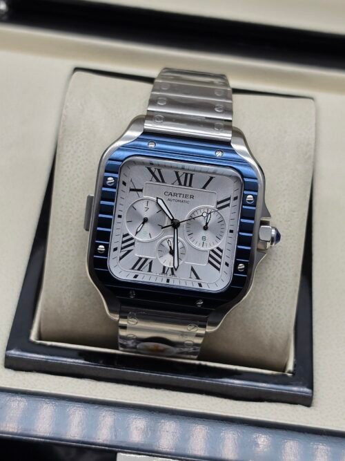 Cartier — cronógrafo de caja cuadrada con bisel azul, esfera blanca y brazalete de acero