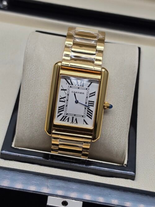 Cartier — caja rectangular dorada, esfera blanca con números romanos y brazalete dorado