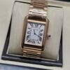 Cartier — caja rectangular oro rosa, esfera blanca con números romanos y brazalete oro rosa