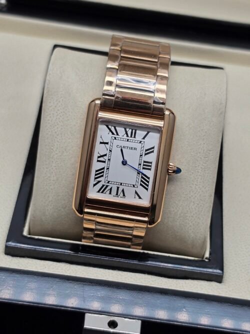 Cartier — caja rectangular oro rosa, esfera blanca con números romanos y brazalete oro rosa