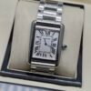 Cartier — caja rectangular de acero, esfera blanca con números romanos y brazalete de acero