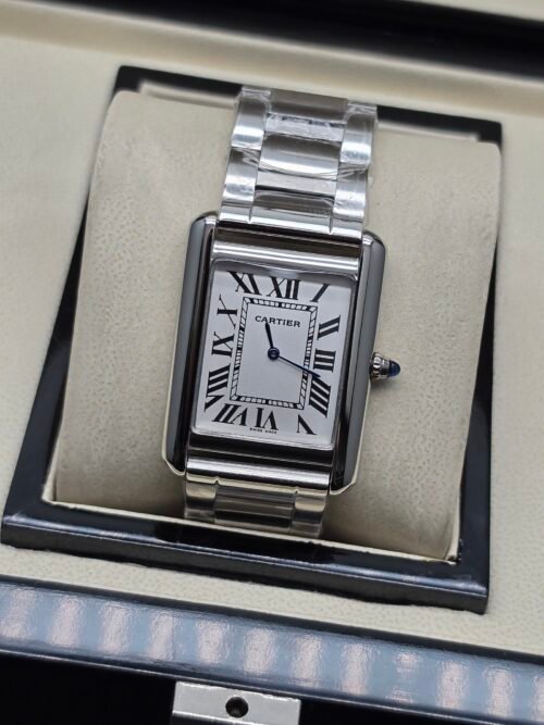 Cartier — caja rectangular de acero, esfera blanca con números romanos y brazalete de acero
