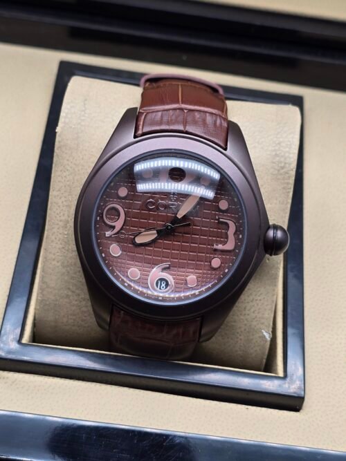 Corum — esfera marrón con números grandes y correa de cuero marrón