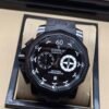 Corum — cronógrafo negro con detalles blancos y correa de caucho negra