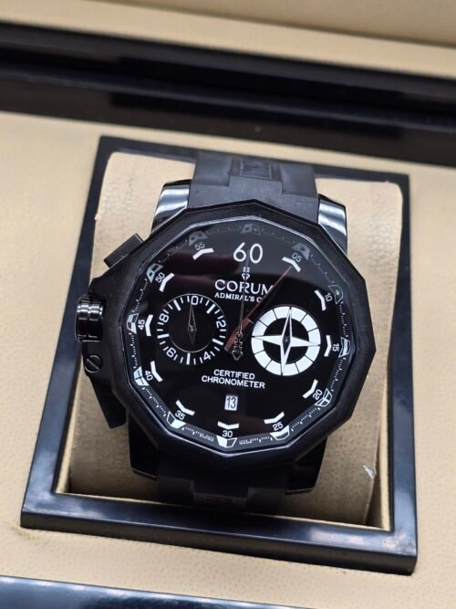 Corum — cronógrafo negro con detalles blancos y correa de caucho negra