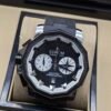 Corum — cronógrafo con esfera negra, subesferas blancas y correa de caucho negra