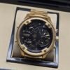 Diesel — esfera negra multizona, caja dorada y brazalete dorado