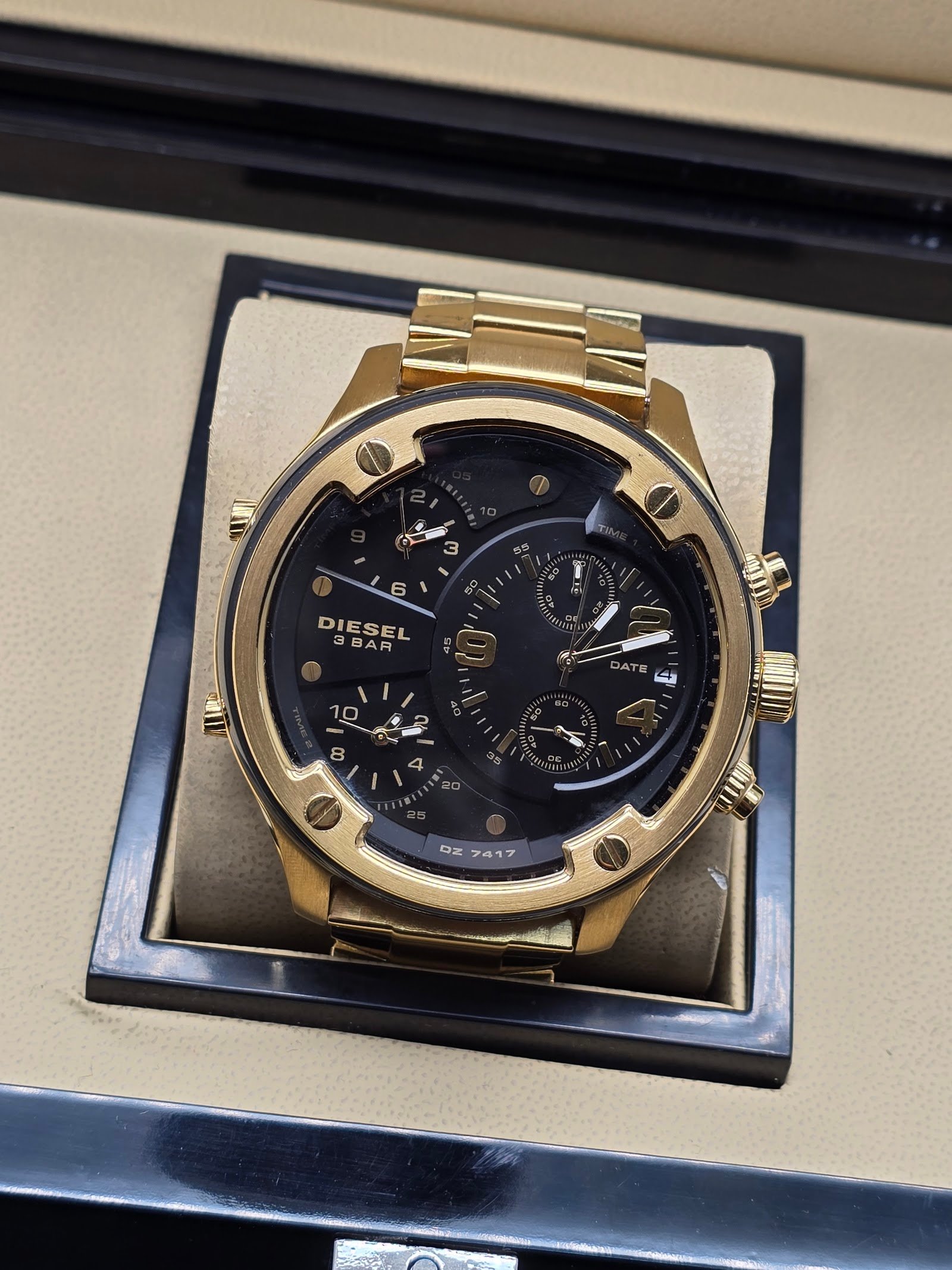 Diesel — esfera negra multizona, caja dorada y brazalete dorado
