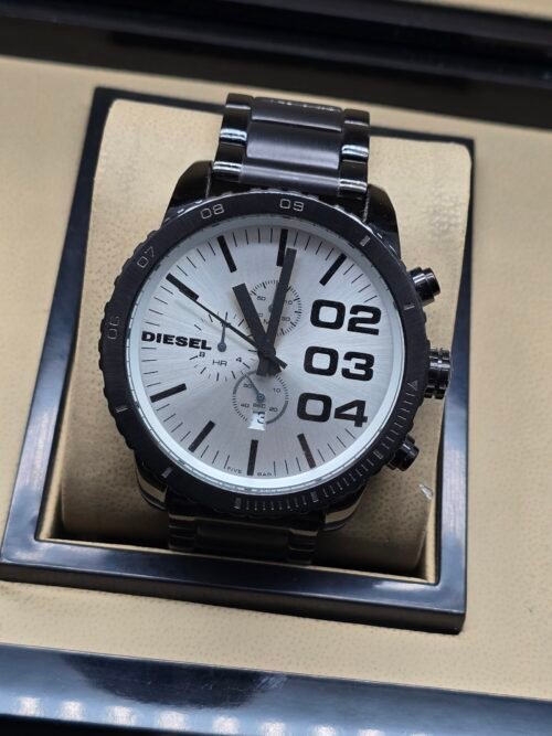 Diesel — cronógrafo con esfera blanca, caja negra y brazalete negro