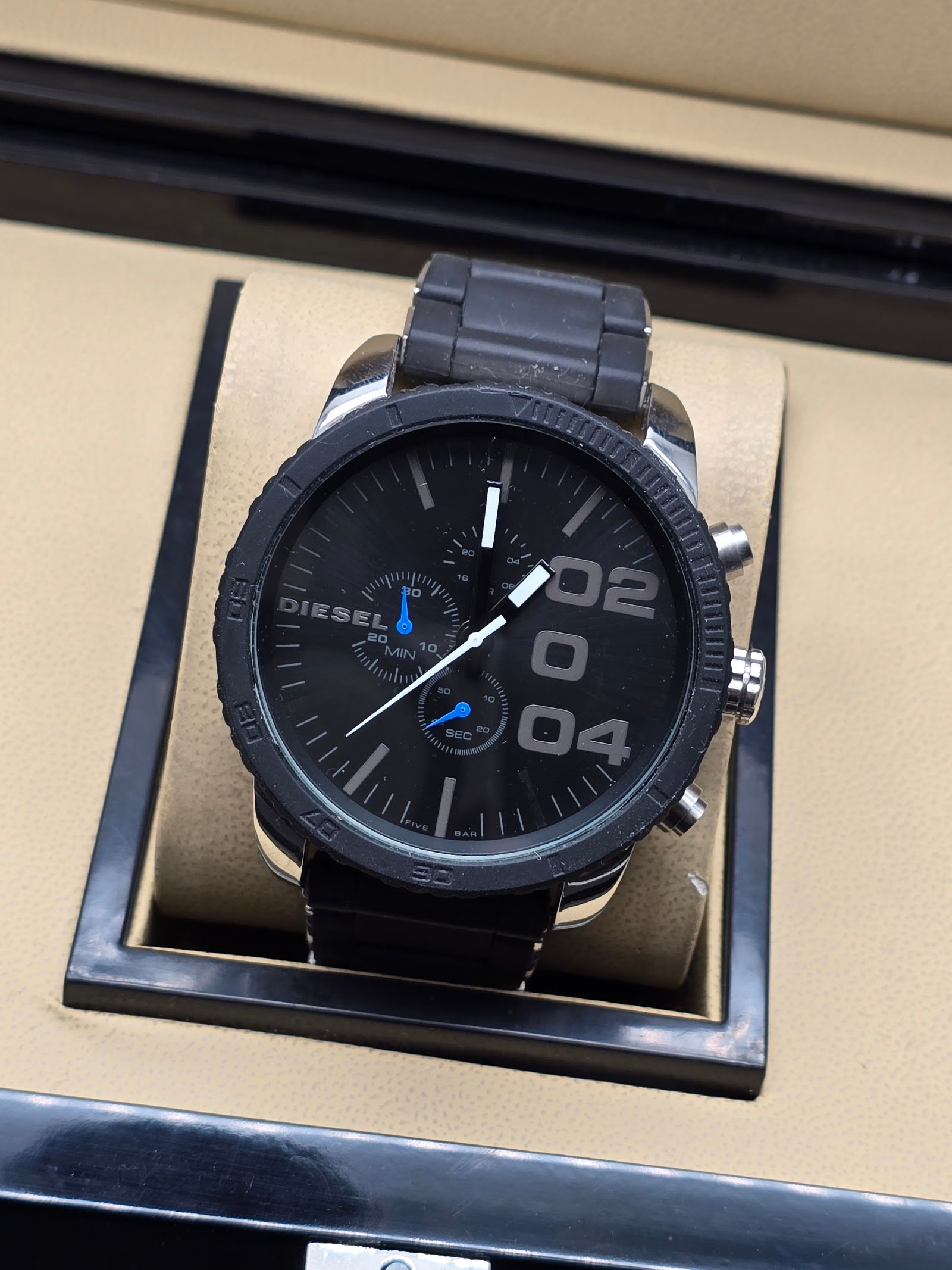 Diesel — cronógrafo todo negro con detalles azules y correa negra