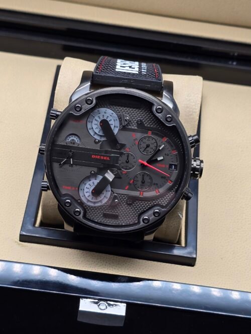 Diesel — esfera gris multizona con detalles rojos y correa negra