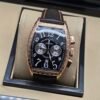 Franck Muller — caja tonneau oro rosa con brillantes, esfera negra con números grandes y correa negra