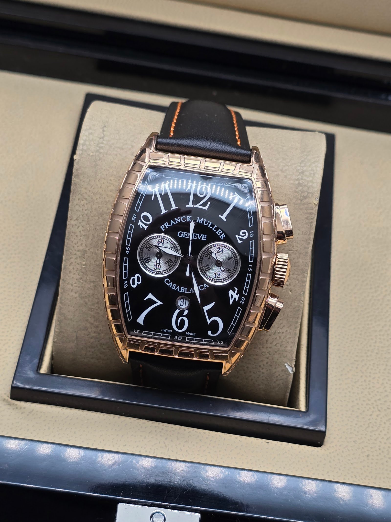 Franck Muller — caja tonneau oro rosa con brillantes, esfera negra con números grandes y correa negra
