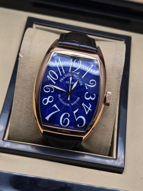 Franck Muller — caja tonneau oro rosa, esfera azul con números grandes y correa negra