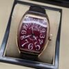 Franck Muller — caja tonneau oro rosa, esfera vinotinto con números grandes y correa negra