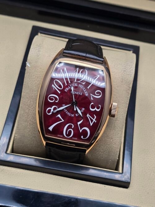 Franck Muller — caja tonneau oro rosa, esfera vinotinto con números grandes y correa negra