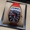 Franck Muller — caja tonneau oro rosa, esfera negra con números grandes y correa de cuero roja