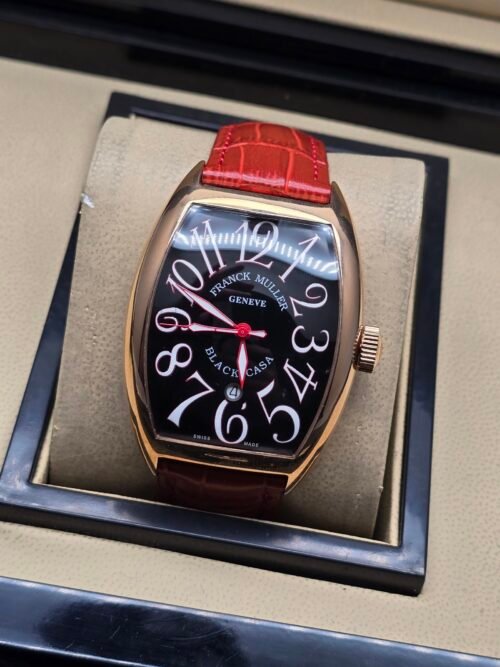 Franck Muller — caja tonneau oro rosa, esfera negra con números grandes y correa de cuero roja