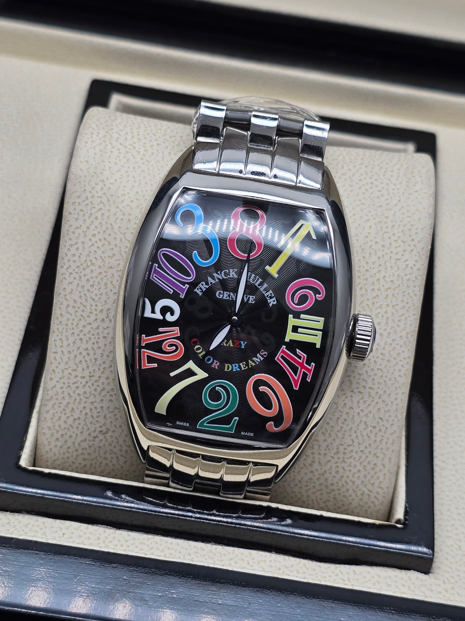 Franck Muller — caja tonneau de acero, esfera negra con números de colores y brazalete de acero
