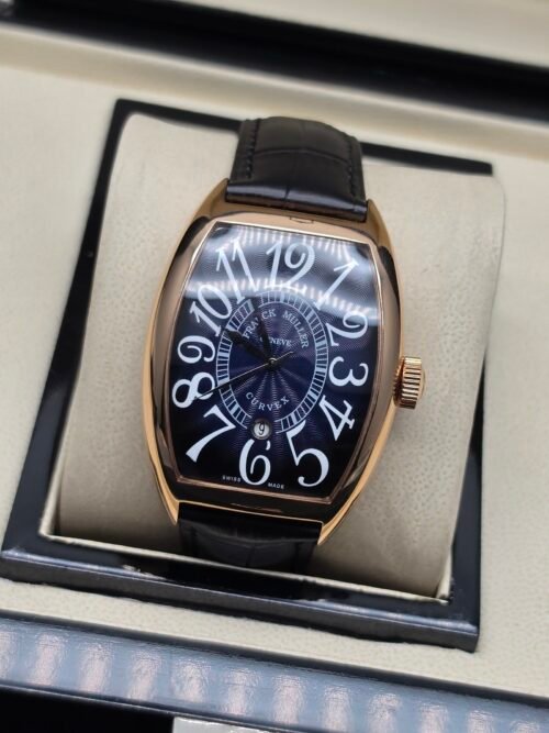 Franck Muller — caja tonneau oro rosa, esfera negra con números blancos y correa negra