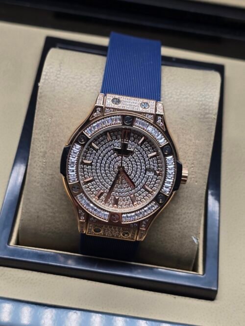 Hublot — caja oro rosa y esfera cubiertas de brillantes, correa azul