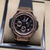 Hublot — cronógrafo con esfera negra, bisel con piedras y caja oro rosa, correa negra