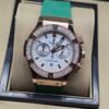 Hublot — cronógrafo con esfera blanca, bisel con brillantes y caja oro rosa, correa verde