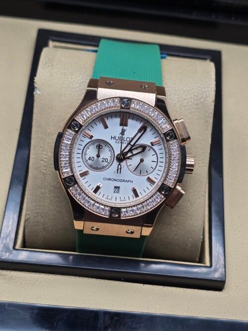 Hublot — cronógrafo con esfera blanca, bisel con brillantes y caja oro rosa, correa verde