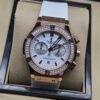 Hublot — cronógrafo con esfera blanca, bisel con brillantes y caja oro rosa, correa blanca