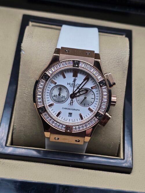 Hublot — cronógrafo con esfera blanca, bisel con brillantes y caja oro rosa, correa blanca
