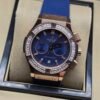 Hublot — cronógrafo con esfera azul, bisel con brillantes y caja oro rosa, correa azul