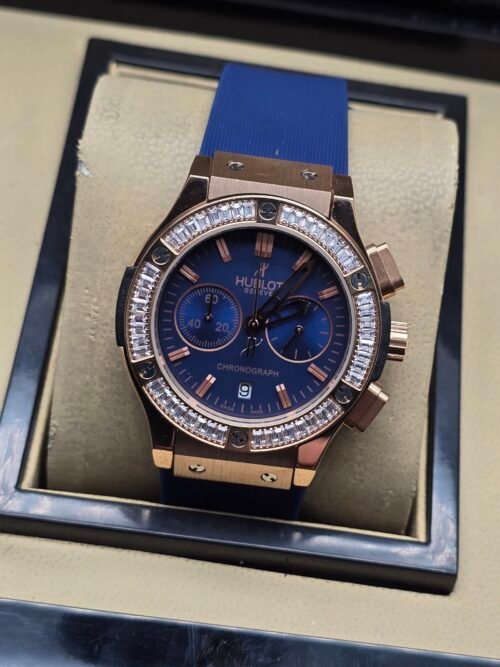 Hublot — cronógrafo con esfera azul, bisel con brillantes y caja oro rosa, correa azul