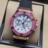 Hublot — cronógrafo con esfera blanca, bisel con piedras fucsia y caja oro rosa, correa negra