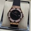Hublot — esfera negra, bisel con brillantes y caja oro rosa, correa negra