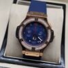 Hublot — cronógrafo con esfera azul, bisel con brillantes y caja oro rosa, correa azul