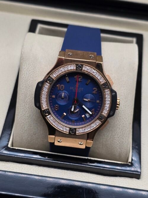 Hublot — cronógrafo con esfera azul, bisel con brillantes y caja oro rosa, correa azul