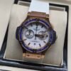 Hublot — cronógrafo con esfera blanca, bisel con piedras azules y caja oro rosa, correa blanca